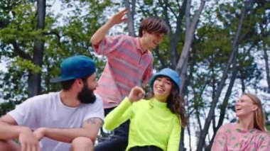 Çok yakışıklı, çok ırklı bir grup, şık kıyafetler içinde şehir kaykay parkında buluşuyorlar. Kaykay yapmaya başlamadan önce yere oturuyorlar.