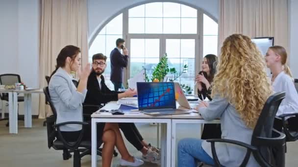 Moderne kantoor aantrekkelijke office managers hebben een vergadertijd ze analyseren en bespreken een aantal nieuwe business plan en leiderschap ideeën — Stockvideo