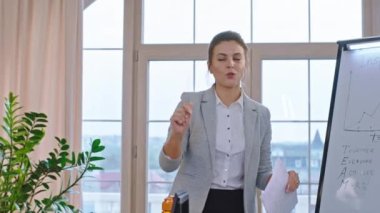 Çekici kadın takım lideri sabah iş arkadaşlarıyla bir antrenman toplantısı yapacak. Yeni iş planı ve bazı fikirleri olan tüm ofis çalışanları hakkında konuşacaklar.