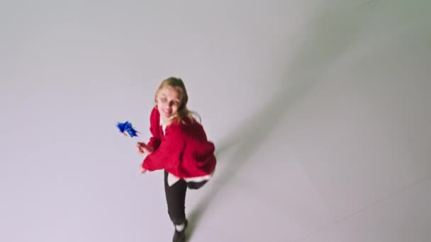 Roztomilé usmívající se mladá žena v bílém pozadí studio ona tančí a těší čas před kamerou — Stock video
