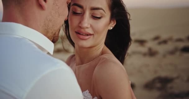 Gros plan devant la caméra belle dame et son homme debout au coucher du soleil passer du temps romantique ensemble. 4k — Video