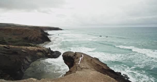 Fantastiska havet par promenader genom klipporna de känner mycket romantisk njuter av tiden tillsammans — Stockvideo