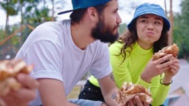 Çok ırklı bir grup aç genç için mola zamanı. Kaykayla zorlu bir yolculuktan sonra modern bir kaykay parkında eğleniyorlar. ARRI Alexa Mini 'de çekilen