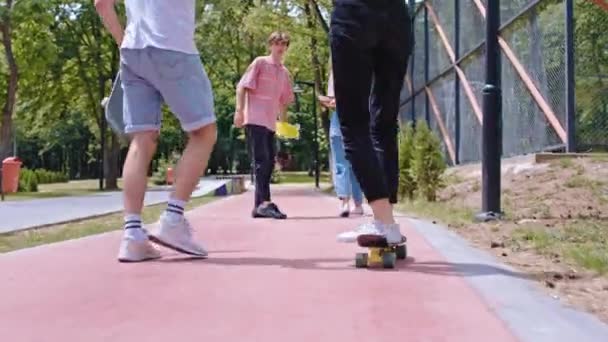 Zbliżenie bardzo atrakcyjne panie i faceci mają czas zabawy razem w nowoczesnym skate parku mają jeździć na deskorolce ciesząc się razem czas. Strzał na ARRI Alexa Mini — Wideo stockowe