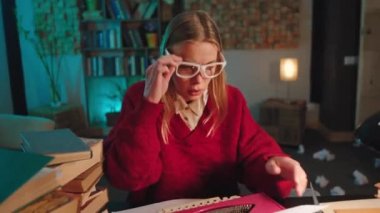 Ofisteki güzel bir kadın daktiloda kameraya yakın bir şekilde bilgi yazarken konsantre olmuş. ARRI Alexa Mini 'de çekilen