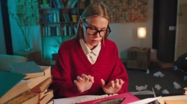 Kameranın önünde güzel yüzlü, eski daktilo kullanan zeki bir bayan. Bazı belgeler.