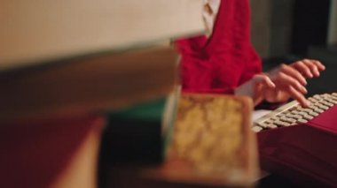 Karanlık ofis daktiloda detayları yazan kadın.