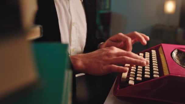 Algunos detalles tipo de primer plano escribir algún texto en la máquina de escribir retro en la biblioteca. Disparo en ARRI Alexa Mini — Vídeo de stock
