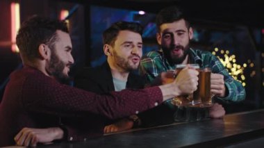 Bar masasında oturan bir grup karizmatik arkadaş büyük bardakta taze bira içmeye başlar. Kadehlerini kadehleriyle kaldırır ve kendilerini çok rahat hissederler.
