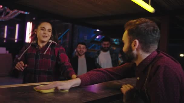 У сучасному барі бармен прибирає барний стіл, перш ніж клієнт прийшов, ніж він готує напої для свого клієнта вони починають пити дуже схвильовані — стокове відео
