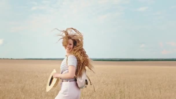 Davanti alla macchina fotografica molto attraente biondo capelli signora campagna correre attraverso il campo di grano lei guardando la fotocamera sorridente grande sensazione felice godendo il tempo. 4k — Video Stock