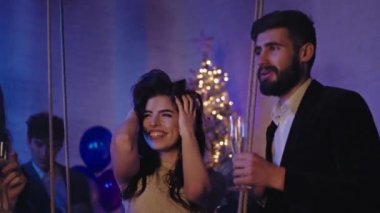 Yakın çekim karizmatik şeyler yeni yıl partisinde birlikte dans ediyor ve işçiler çok eğleniyor.