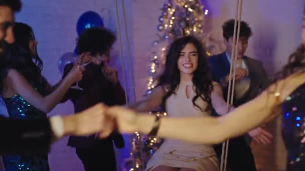 Charismatická skupina mladých lidí mají těžkou novoroční párty, tančí vzrušeně popíjejí koktejly a cítí se tak šťastně — Stock video