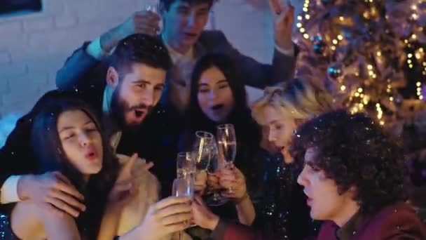 Gruppo di amici che festeggiano la festa di Natale insieme scattando selfie e applausi con bicchieri di champagne tutti insieme — Video Stock