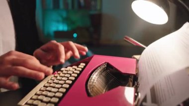 Kameranın önünde eski bir daktiloyla yazı yazan bir adamın detayları. 4k