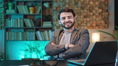 İş yerinde gülümseyen karizmatik bir ofis müdürü kameraya bunu gösteriyor. İş yerinde çok heyecanlı hissediyor gibi.