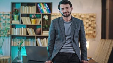 Kameranın önünde gülümseyen karizmatik ofis müdürü genç adam günün sonunda gidiyor.