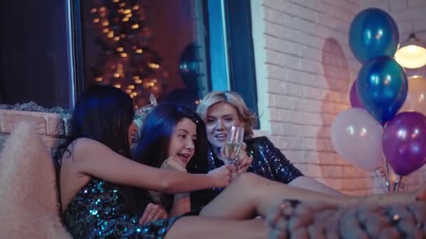 Charyzmatyczna grupa pań z dużym uśmiechem świętujących razem urodziny leży na barze na imprezie wiwatując kieliszkami szampana i ciesząc się czasem — Wideo stockowe