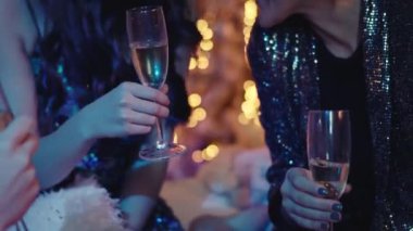 Gülümseyen güzel bayanların portresi Partide çok mutlu hissediyorlar Büyük bir gülümseme ve biraz şampanya içip eğleniyorlar