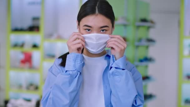 Niesamowita młoda kobieta azjatycka w masce ochronnej podczas kwarantanny podczas gdy ona jest w koncepcji sklepu Coronavirus 2019 — Wideo stockowe