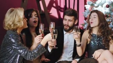 Çekici öğrenciler çok güzel bir Noel partisi veriyorlar. Çok heyecanlılar. Büyük tezahüratlar, şampanya kadehleri ve partiden keyif alıyorlar.