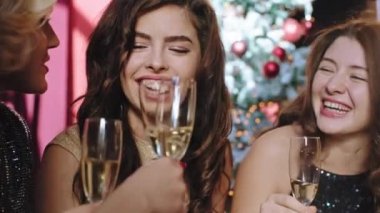 Noel partisinde koltukta oturmuş sosyalleşirken ve harika vakit geçirirken büyük bir gülümsemesi olan karizmatik kadınları kameranın önünde yakın çekiyoruz.