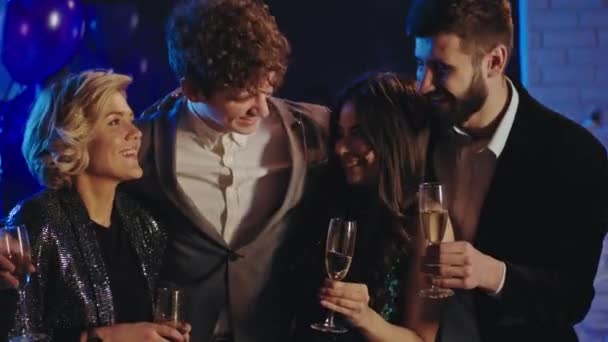 Gruppe von Büroangestellten auf einer Party posieren sie vor der Kamera, umarmen sich und jubeln mit Champagnergläsern — Stockvideo