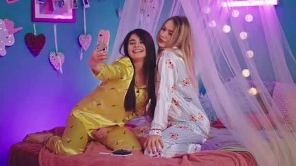 Dormir em pijama dois melhores amigos têm um tempo perfeito juntos tirando selfies e se sentindo feliz — Vídeo de Stock