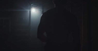 Kara Haç sınıfındaki sporcunun arkasından video çekerek antrenmanlarına başladı ve terlemeye başladı.