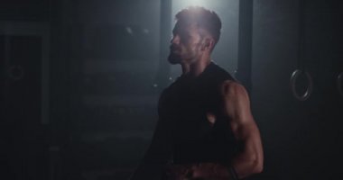 Kameranın önünde koyu renk spor sınıfındaki yakışıklı adam sıkı ve yoğun antrenmanını tamamladı.
