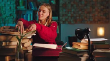 Ofisteki sarışın kadın, gece vakti pizza yiyor ve iş yerinde çok çalışıyor. Eğleniyor.