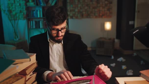 Grande momento na biblioteca cara concentrado escrever algo sobre a máquina de escrever ele faz um rosto pensando — Vídeo de Stock