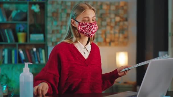 Online rozhovor z domova v pandemické dámě vysvětlit ostatním pracovníkům plán práce z notebooku — Stock video