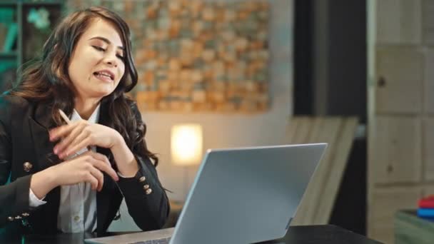 O doamnă frumoasă în birou fericită și încântată a terminat interviul online cu o conversație cu un manager online prin laptop — Videoclip de stoc