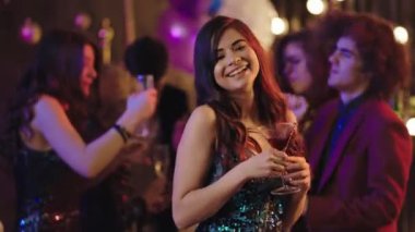 Partinin atmosferinde dans ve kameranın önünde kokteyl ile gülümseyen büyük bayan kameraya bakarken rahatlıyor ve yavaşça hareket ediyor. ARRI Alexa Mini 'de çekilen