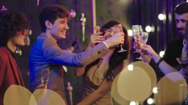 Bir grup karizmatik arkadaşla güzel bir parti ortamı. Gecenin tadını çıkarıyorlar. Biraz kokteyl içip kameranın önünde dans ediyorlar.