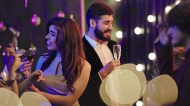 Partilerde iyi vakit geçiriyorlar. Dans ediyorlar, sohbet ediyorlar ve birlikte harika vakit geçiriyorlar. Güzel elbiseler ve takım elbiseler giyiyorlar.