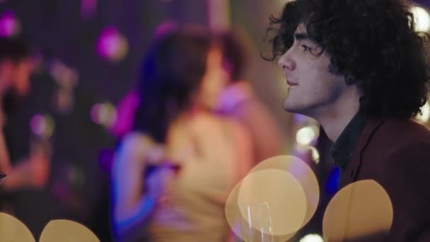 Geweldig uitziende mensen op sprankelend feest genieten van de sfeer waarin ze dansen cocktails en champagne drinken en zich zo gelukkig voelen — Stockvideo