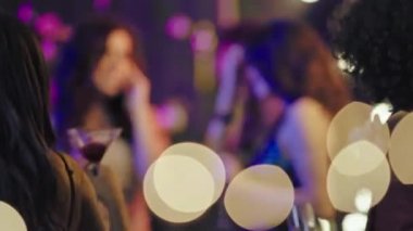 Partiden zevk alan, dans eden, birbirine sarılan, gözlüklü ve heyecanlı gençlerden oluşan bir parti grubu. ARRI Alexa Mini 'de çekilen