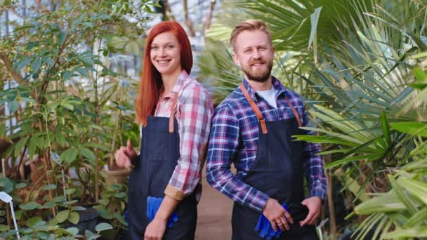 Feliz y carismático con una gran sonrisa jardinero señora y hombre delante de la cámara retrato mostrando un grande como y bien entonces cruzando las manos — Vídeos de Stock