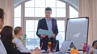 Yaratıcı iş adamları, yönetim kurulu başkanlarıyla birlikte toplantıda yeni iş projesini analiz ediyorlar. Akıllıca fikirler öne sürüyorlar ve verimli bir konuşma yapıyorlar.