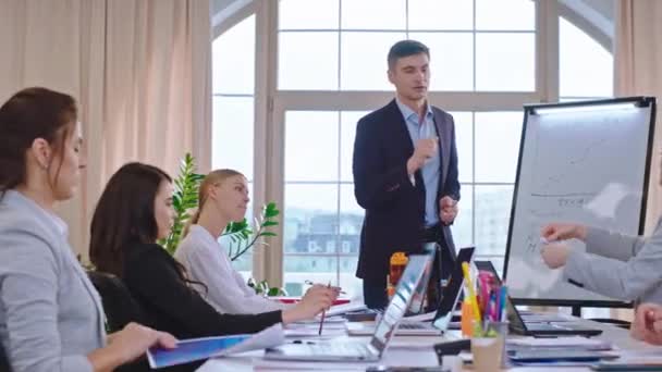 V kanceláři zasedací místnosti atraktivní mladí pracovníci s inteligentním mozkem a jejich hlavní manažer budování nového obchodního plánu diskutují společně a analyzují velmi vzrušený a nadšený — Stock video