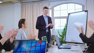 Kafkas işadamı meslektaşlarıyla bir sunum toplantısı yapıyor. Yeni iş projesini analiz ediyorlar. Sonunda el çırpıyorlar ve kendilerini mutlu hissediyorlar.