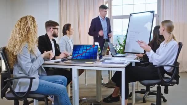 Εκπαίδευση επικεφαλής της ομάδας επιχειρηματία παρουσίαση παρουσιάσει ένα νέο επιχειρηματικό σχέδιο χρησιμοποιώντας ένα λευκό πίνακα για να εξηγήσει στους συναδέλφους του τις ιδέες ηγεσία — Αρχείο Βίντεο