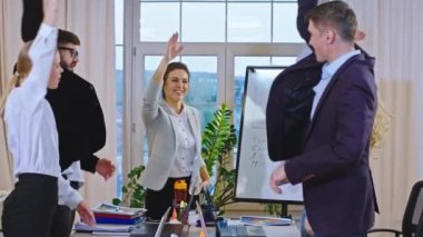 Çok çekici çok ırklı ofis çalışanları ve iş adamları toplantının sonunda ayağa kalkıp el çırpıyorlar. Çok heyecanlılar.