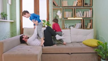 Babamın çocuklarıyla oturma odasındaki kanepede birlikte oynayarak harika zaman geçirmesi ve kameranın önünde anın tadını çıkarmaları çok güzel. ARRI Alexa Mini 'de çekilen