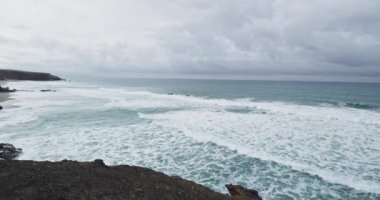 Gün batımında deniz kenarından muhteşem bir manzara görüntüsü. 4k