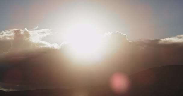 Удивительный закат солнца и красивое большое небо перед камерой, запечатленной камерой — стоковое видео