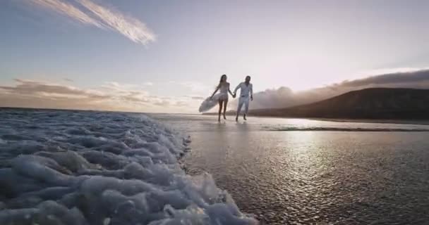 Kumsalda birlikte koşan mutlu çift kendilerini harika ve romantik hissediyorlar. — Stok video