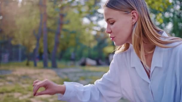 Primo piano per la fotocamera belle signore che giocano su una partita a scacchi in mezzo al parco — Video Stock